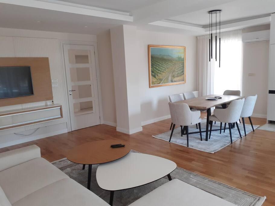 Brand New Lux Apartment Skopje Luaran gambar